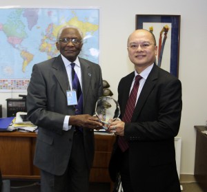 聯合國友好理事會主席布朗博士（左）在紐約聯合國總部辦公室頒授「聯合國201 1青年IT推動獎」予葉毅生博士，以嘉許他一直致力推動資訊科技發展的貢獻。